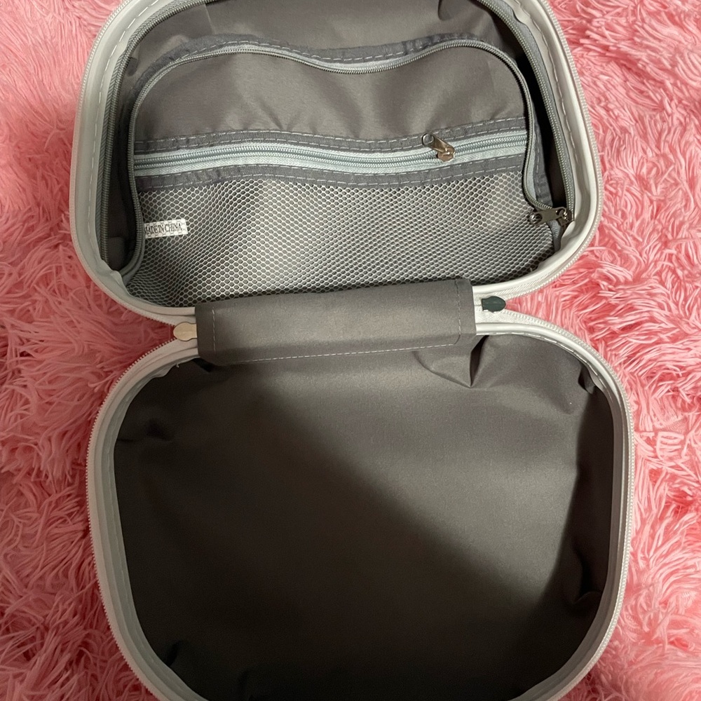 Hello Kitty Makeup case - Picture 4 of 4